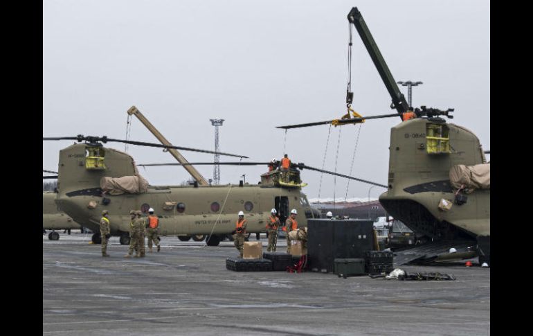El ejército estadounidense descargó decenas de helicópteros Chinook, Apache y Black Hawk en un puerto del norte de Alemania. AP / I. Wagner