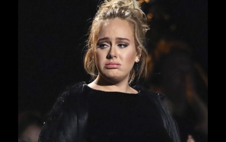 A Adele le ganó la emoción y pidió volver a hacer su performance en tributo a George Michael. AP /