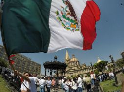 Los asistentes a la Plaza de Armas cantaron el Himno Nacional y ondearon banderas de México. EL INFORMADOR / J. Camacho
