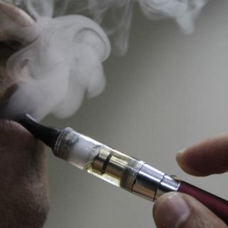 Afirman que cigarros electrónicos son menos dañinos
