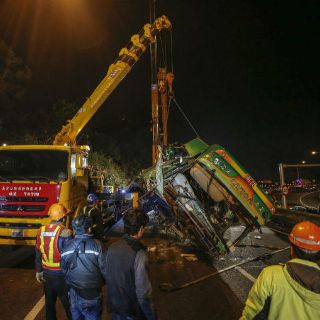 Mueren 32 personas en accidente de autobús turístico en Taiwán