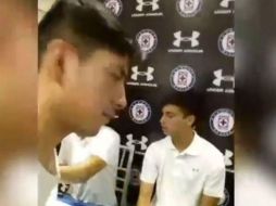 En las imágenes se puede ver cómo, después de poner su rúbrica, el sinaloense avienta el jersey. FACEBOOK / El tio cruzazulino +