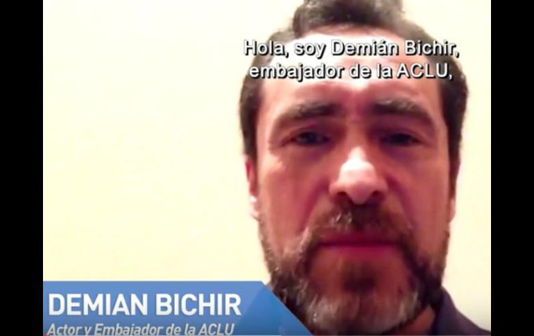 En el video, Demián Bichir da asesoramiento sobre 'qué hacer si los agentes de inmigración están a su puerta'. YOUTUBE / acluvideos