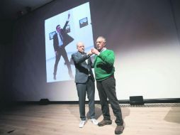 Burhan Ozbilici —de verde—, acompañado del presidente del jurado de la WPP, Stuart Franklin. Al fondo se aprecia la foto ganadora. AFP /