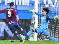 Estadio Municipal de Ipurúa. El delantero del Eibar, Sergi Enrich (#9), marca un gol al portero mexicano del Granada, Guillermo Ochoa. EFE /