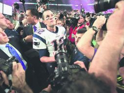 Tras su triunfo, Tom Brady es asediado por reporteros para tomar sus impresiones por la espectacular victoria de los Patriots. AFP / T. Clary