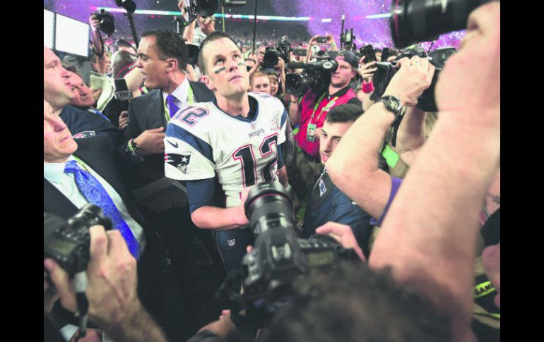 Tras su triunfo, Tom Brady es asediado por reporteros para tomar sus impresiones por la espectacular victoria de los Patriots. AFP / T. Clary