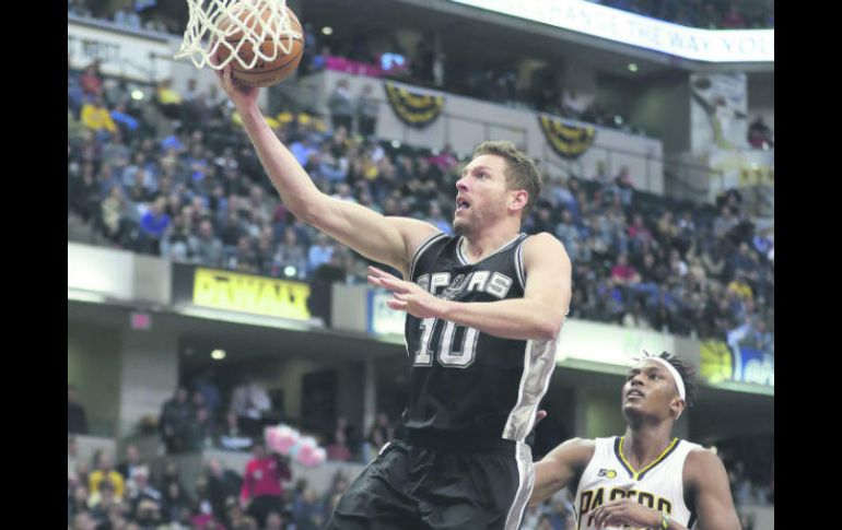 David Lee, de Spurs, salta para anotar dos de los 12 puntos que consiguió ayer en su cuenta personal ante los Pacers. AP / D. Cummings