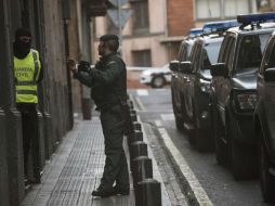 Agentes de la Guardia Civil registran el domicilio del barrio de San Francisco de Bilbao donde vive el sujeto arrestado esta mañana. EFE / M. Toña