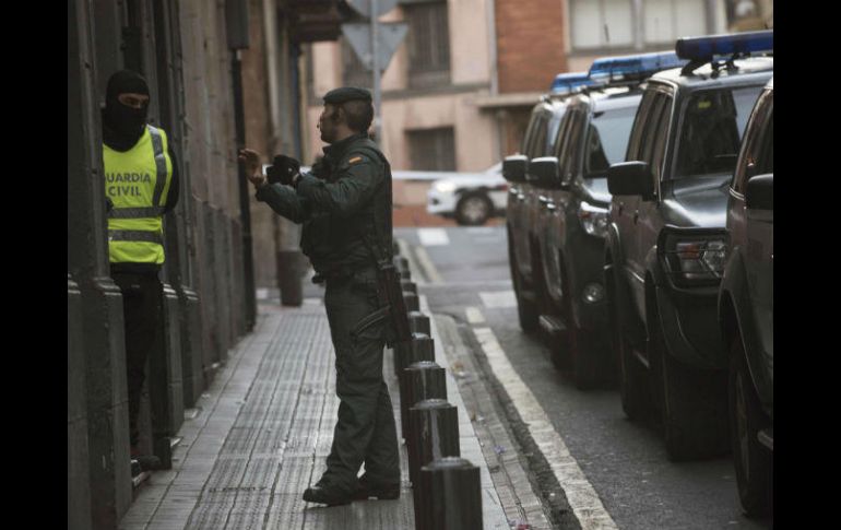 Agentes de la Guardia Civil registran el domicilio del barrio de San Francisco de Bilbao donde vive el sujeto arrestado esta mañana. EFE / M. Toña