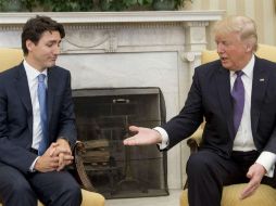 El presidente de EU extiende la mano al primer ministro canadiense, durante la reunión de ayer. AFP / S. Loeb