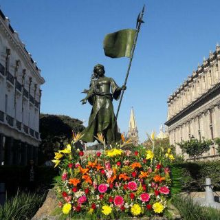 Entregan ofrendas a Beatriz Hernández y Miguel de Ibarra