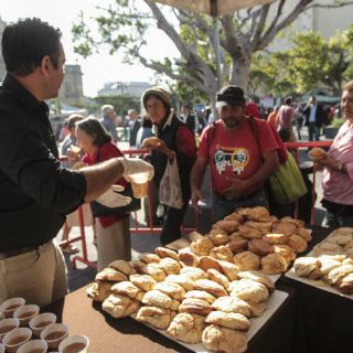 Reparten picones y chocolate por aniversario de Guadalajara