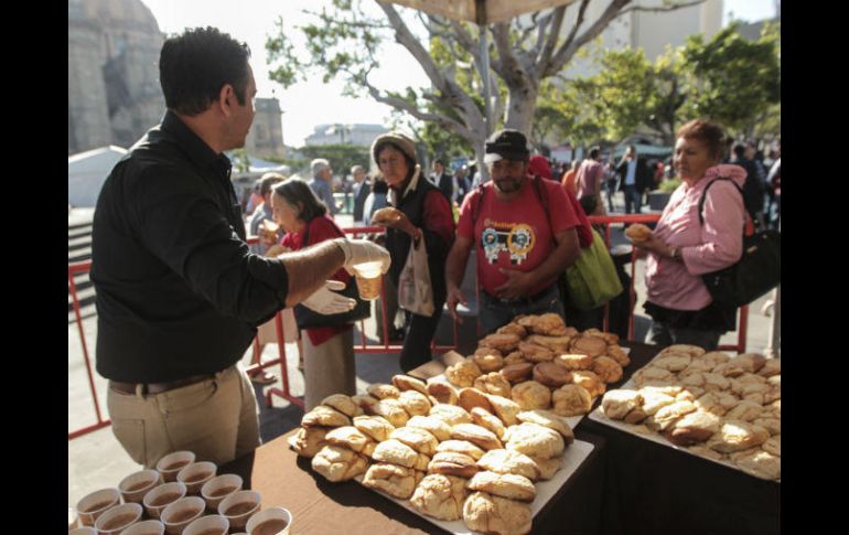n total fueron repartidos 500 litros de chocolate y cinco mil picones en Plaza Guadalajara. EL INFORMADOR / F. Atilano