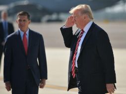 Flynn (i) presentó su renuncia la víspera por desinformar al gobierno sobre negociaciones con Rusia. AFP / ARCHIVO