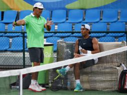 ''La decisión viene de mí'', dijo Toni Nadal, y añadió seguirá junto a su sobrino hasta final de esta temporada. AFP / R. Schmidt