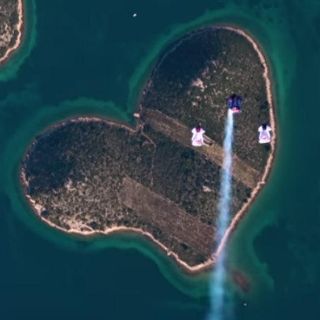 Paracaidistas 'flechan' la Isla del Amor