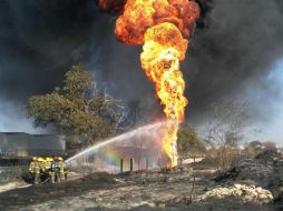 Bomberos de Zapopan laboran en coordinación con personal de Pemex. ESPECIAL / Protección Civil Zapopan