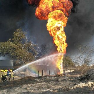 Combaten incendio en toma clandestina en carretera a Nogales