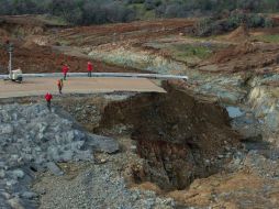 Las autoridades siguen reduciendo el nivel del lago Oroville a la espera de nuevas lluvias este jueves. EFE / K. Grow