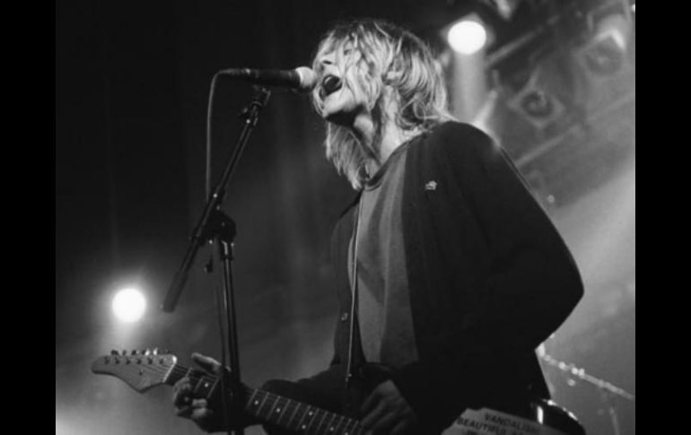 Se trata de una guitarra Hagstrom Blue Sparkle deluxe que pertenecía al fallecido músico Kurt Cobain. FACEBOOK / @kurtcobain