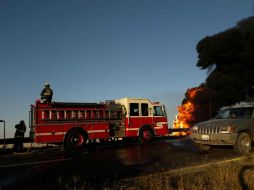 Hacia las 18:00 horas personal de Pemex estimaba que el fuego había consumido alrededor de dos mil barriles de combustible. EL INFORMADOR / M. Vargas
