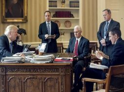 Trump y sus más cercanos funcionarios —Reince Priebus, Mike Pence, Sean Spicer y Michael Flynn— sufren su primera sacudida. AP / A. Harnik