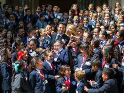 Previo a la plática, el Presidente saludó a los integrantes del Parlamento de Niñas y Niños de México. TWITTER / @PresidenciaMX