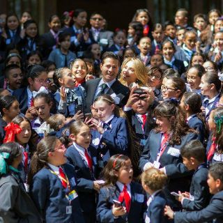 Peña Nieto sostiene encuentro con empresarios extranjeros en Los Pinos