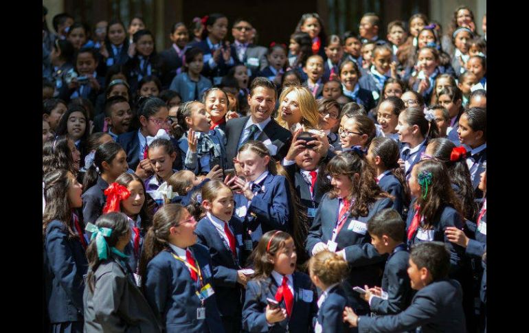 Previo a la plática, el Presidente saludó a los integrantes del Parlamento de Niñas y Niños de México. TWITTER / @PresidenciaMX