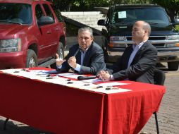 El subsecretario de Administración de Sepaf, Mauricio Gudiño (izq) dice que los autos a subastarse suman un costo por más de dos MDP. ESPECIAL / Sepaf