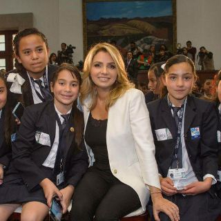 Angélica Rivera se reúne con miembros del Parlamento Infantil