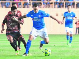 No se hacen daño. Christian Jiménez (#10) conduce el balón durante el juego de ayer en Oaxaca. ESPECIAL / Copa MX