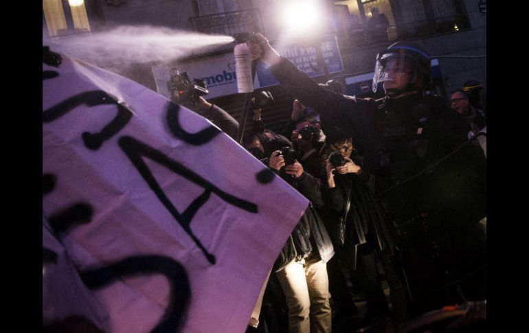 Con gas lacrimógeno los policías repelieron las marchas en solidaridad con Théo. EFE / E. Laurent