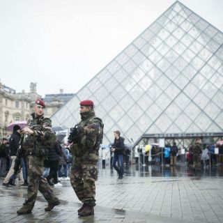 Agresor del Louvre no era un 'lobo solitario', según diario francés