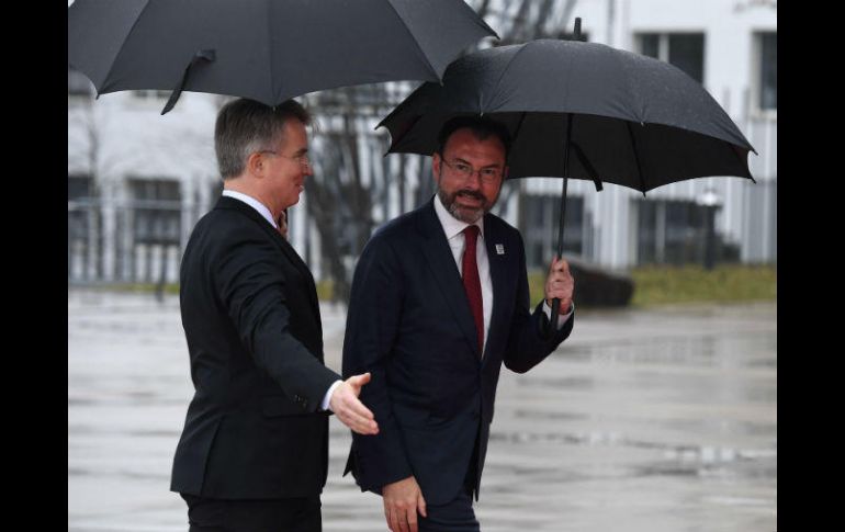 El secretario mexicano viajará el sábado a Frankfurt donde se entrevistará con los embajadores de México en Europa. AFP / P. Stollarz