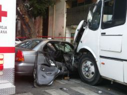 El conductor de la unidad de transporte público quedó retenido en el lugar. ESPECIAL /