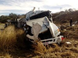 Luego de la volcadura la sustancia con la que iba cargada la pipa se derramó por la escotilla. ESPECIAL /