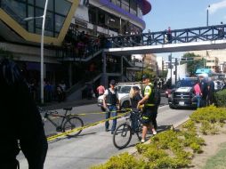 El accidente que ocurrió a su cruce con Javier Mina por el carril del Macrobús, complicó el tránsito vehicular. ESPECIAL /
