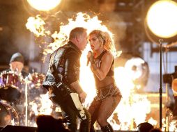 El micrófono de James Hetfield no funcionó al principio de su número musical con Lady Gaga. AP / ARCHIVO