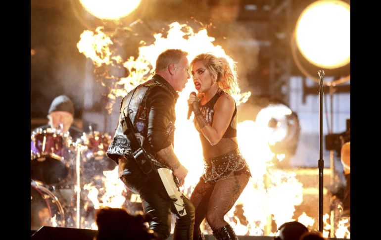 El micrófono de James Hetfield no funcionó al principio de su número musical con Lady Gaga. AP / ARCHIVO