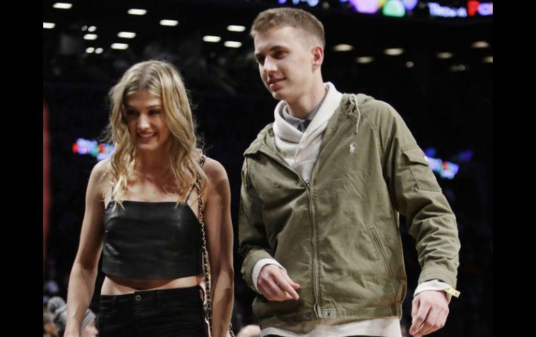 El aficionado Goehrke y la ahora modelo Genie Bouchard se sentaron juntos en un partido de la NBA. AP / F. Franklin