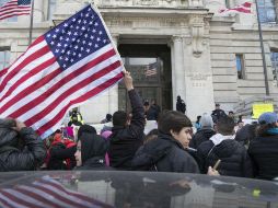 Con pancartas los manifestantes marcharon frente al edificio del Capitolio local portando banderas estadounidenses. EFE / M. Reynolds