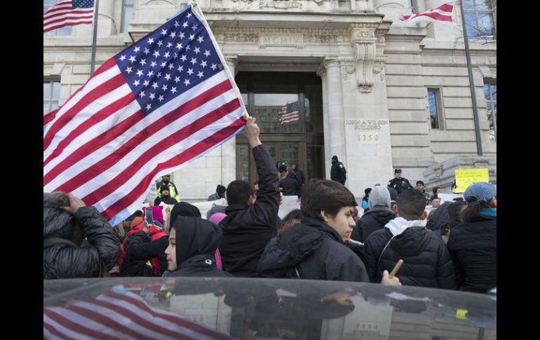 Con pancartas los manifestantes marcharon frente al edificio del Capitolio local portando banderas estadounidenses. EFE / M. Reynolds