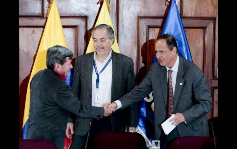 Pablo Beltrán (Izq.), del ELN, saluda a Juan Camilo Restrepo, negociador del Gobierno. EFE / J. Jácome