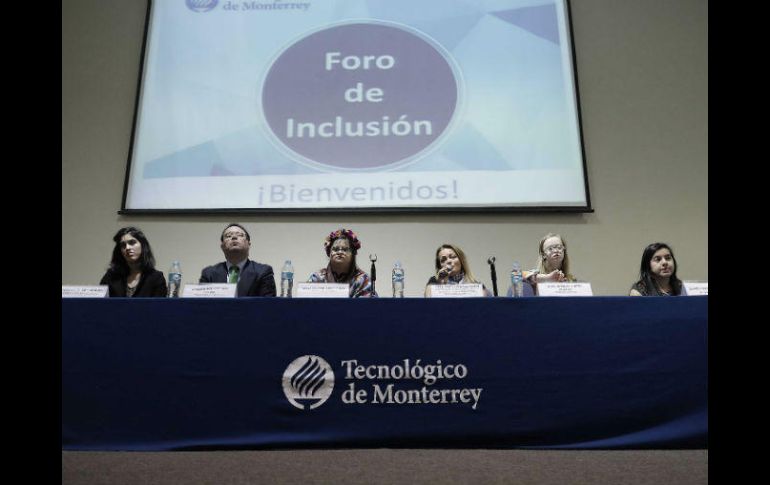 Durante el Foro de Inclusión, Isabella explicó que traza sus diseños en una libreta, a mano. SUN / A. Acosta
