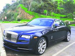 El azul zafiro medianoche de nuestro Wraith, se sentía más británico que nunca bajo la densa niebla. ESPECIAL /