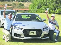 Santiago Ángel Gutiérrez (izquierda) y Héctor Franco Hoyos, levantan sus trofeos que los acreditan como ganadores. EL INFORMADOR / R. Tamayo