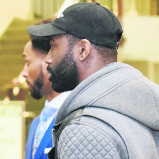 Darrelle Revis se entrega a la policía