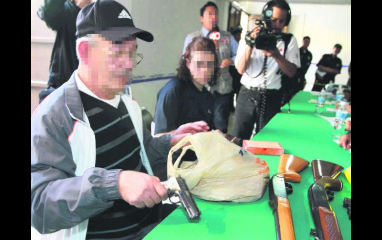 A la baja. En 2013, los mexicanos entregaron a la Sedena 31 mil 506 armas, pero en 2015 decreció a 15 mil 813. NTX / ARCHIVO